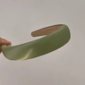 Dettaglio del cerchietto imbottito verde erba in finta pelle opaca con fodera antiscivolo - Verde Erba