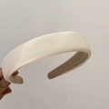Dettaglio del cerchietto imbottito color crema in ecopelle opaca per un effetto volumizzante - Bianco Latte