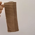 Primer plano de la diadema de punto marrón café que muestra la textura de canalé vertical - Caqui
