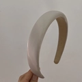 Dettaglio del cerchietto imbottito avorio che mostra la trama lucida e la fodera - Grigio Taupe Chiaro