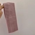 Primer plano de la diadema de punto rosa con textura de canalé suave y material elástico - Rosa