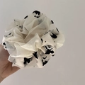 Dettaglio di scrunchie in organza bianca con farfalle nere e bordi di perle - Albicocca