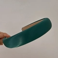 Dettaglio di un cerchietto imbottito verde scuro con finitura lucida e fodera antiscivolo - Verde Scuro