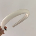 Gros plan détaillé d'un serre-tête en éponge blanc épais avec une texture satinée - Blanc Lait