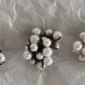 Dettaglio macro di un elastico per capelli con lucenti perle bianche disposte a grappolo - Marrone
