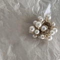 Dettaglio di un elastico per capelli con perle eleganti e corda elastica intrecciata - Albicocca