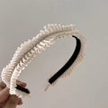Dettaglio del cerchietto in raso plissettato bianco con decorazione di strass luminosi - Albicocca