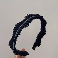 Dettaglio del cerchietto in tessuto nero plissettato con catena di strass scintillanti - Nero