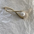 Dettaglio della clip per capelli in lega dorata con perle eleganti e strass lucenti - Sirena di Perla