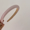 Detailansicht eines dicken rosa Haarreifens aus weichem Leder mit rutschfestem Innenfutter - Rosa