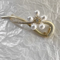 Dettaglio di elegante fermaglio per capelli in lega dorata con fiore di perle e strass - Fiore