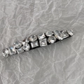 Dettaglio di varie forme di cristallo e strass intarsiati su un fermaglio per capelli - A forma di foglia di salice