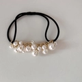 Elegante elastico per capelli nero in stile francese con grappoli di perle e catena d'oro - Design a Grappolo di Perle