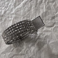 Vista laterale dettagliata della clip per capelli in metallo argento con file di strass - Strass Argento