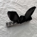Details einer schwarzen Satin-Haarschleife mit drei grauen rechteckigen Kristallen - Quadratischer Stil / Schwarz