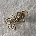 Dettaglio del fermaglio per capelli a ragno dorato con decorazione in strass scuri - Ragno oro