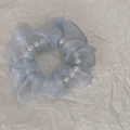 Détail de chouchou en organza bleu clair avec perles blanches et bande élastique - Bleu Or