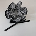 Elastico per capelli a quadretti con fiocco nero su sfondo grigio minimalista - Nero