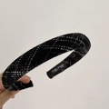 Detail of tweed sponge headband with handmade tag and non-slip inner lining texture - Black