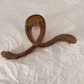 Detalle de pinza para el cabello de acrílico ámbar translúcido con muelle de metal - Café Caramelo
