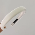 Detalle de diadema de terciopelo blanco con etiqueta hecha a mano y textura suave - Blanco Roto