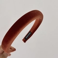 Primer plano de diadema de terciopelo grueso hecha a mano en color rojo ladrillo retro - Caramelo