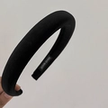 Detalle de una diadema gruesa de terciopelo negro con textura y etiqueta hecha a mano - Negro