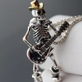 Pendentif squelette guitariste gothique en argent antique et finitions dorées pour hommes - Argenté