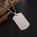 Nahaufnahme eines gebürsteten Edelstahl-Erkennungsmarken-Anhängers mit Box-Kette - Silber