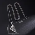 Collier avec pendentif King K de poker argenté vintage sur fond noir pour hommes et femmes - Style Roi