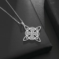 Poliertes Edelstahl Celtic Knot Anhänger Halskette auf schwarzer Displaybox - Silber