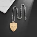 Collar con colgante de escudo cruzado de acero al titanio chapado en oro 18K - Dorado