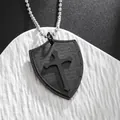 Detalle macro del collar de cruz de escudo negro con versículo bíblico y cadena de bolas - Negro