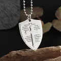 Detalle del colgante de cruz de escudo con escritura grabada en soporte de madera - Plata (Acero)