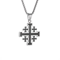 Detailansicht des Jerusalem Kreuz Anhängers mit schwarzem Emaille auf einer Edelstahlkette - Silber