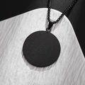Detail eines matt schwarzen Tierkreis-Anhängers mit Triquetra-Symbol und Perlenkette - Schwarz