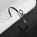 Matt schwarzer Edelstahl Eye of Horus Armreif mit aufwendigen, hohlen Details am Band - Schwarz