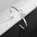 Makroaufnahme des silbernen Edelstahl Eye of Horus Armreifs mit poliertem Finish - Silber