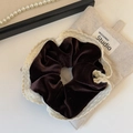 Détail d'un chouchou en velours chocolat foncé avec bordure en dentelle crème - Chouchou en Velours Café