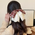 Molla per capelli a fiocco a scacchi con pizzo e ciondoli di perle finte su modella - Quadretti Rossi