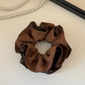 Detail eines Blumen-Haargummis mit doppellagigem Faltenstoff und braunem Akzent - AB Seite Gespleißt Floral