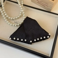 Dettaglio di un fermaglio per capelli triangolare in raso nero con eleganti perle - Stile in Tessuto con Perle sul Bordo / Nero