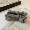 Dettaglio del fermaglio a fiocco in tweed grigio con strass quadrato e fili dorati - Grigio Chiaro Clip a Banana