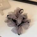 Detail von grauem Mesh-Haargummi mit Strassband und geschichtetem Organza-Gewebe - Graublau