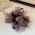 Nahaufnahme von lila Mesh-Haargummi mit Strasssteinen und eleganter Organza-Textur - Rosa