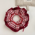 Dettaglio dello scrunchie scozzese rosso con bordi in raso, fiocco e perla bianca - Quadretti Rossi