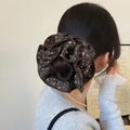 Coletero floral de tela marrón oscuro usado en un peinado de moño para mujer - Café Floral de Cuatro Capas