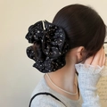 Coletero negro elegante con estampado floral blanco en un peinado de moño - Negro Floral de Cuatro Capas
