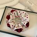 Détail d'un chouchou à pois rouges avec satin bordeaux et tissu beige multicouche - Chouchou Double Couche