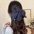 Pinza per capelli a fiocco blu navy con ricamo a ciliegia e perle sul modello - Fermaglio Coda di Cavallo Ciliegia Blu Marino